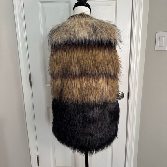 Dolce Cabo Faux Fur Vest, Small - Picture 3 of 10